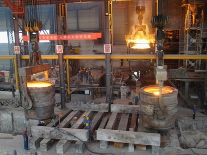 兴荣公司成功浇注单重146.9吨的侧架下部铸件